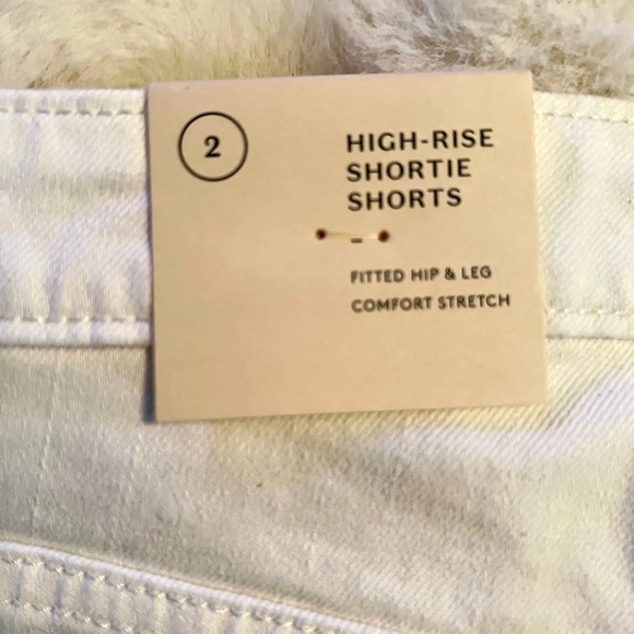 Universal Thread White with Black Side Detail Short Size 2 - Picture 7 of 14